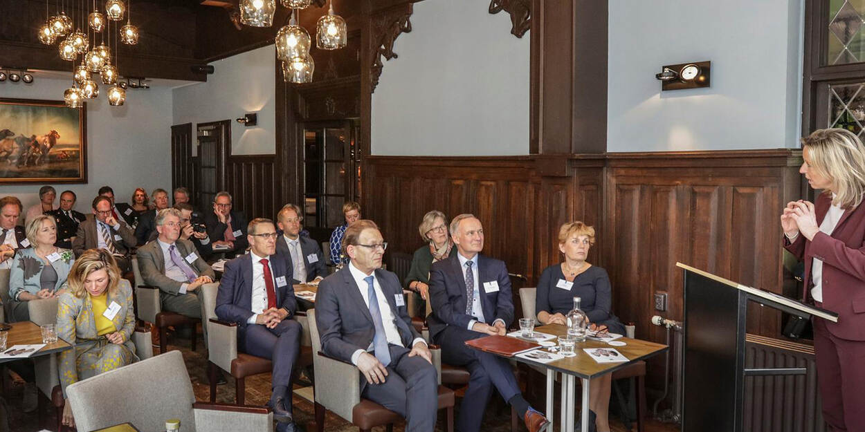 Foto van werkbezoek van minister Ollongren aan Ondersteuningsteam Weerbaar Bestuur in Zeist