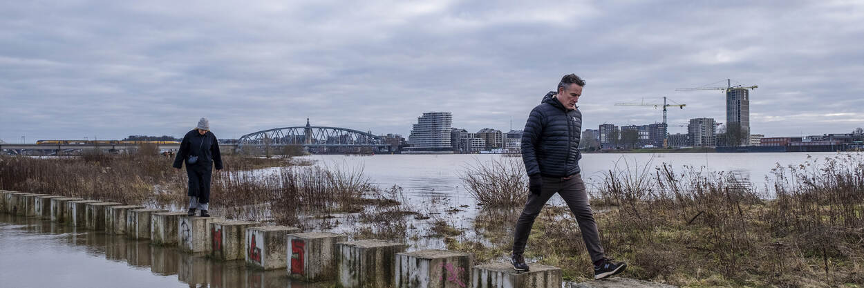 Twee mensen lopen op een pad in de polder