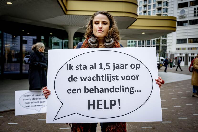 Demonstratie voor betere jeugd-GGZ bij de ingang van de Tweede Kamer op 20 april 2023