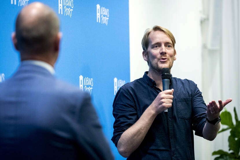Onderzoeksjournalist en auteur Sander Heijne spreekt in 2020 tijdens de lancering van het manifest ‘Aandacht Voor Wat Echt Telt’
